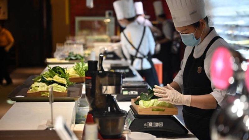 酸汤火锅与番茄锅底：一场火锅底料的味觉对决